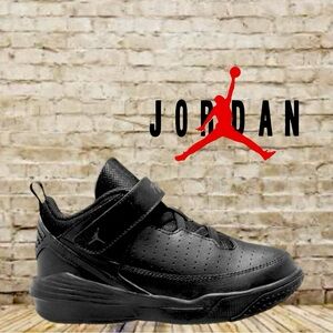 NEW Boys Jordan Max Aura 5